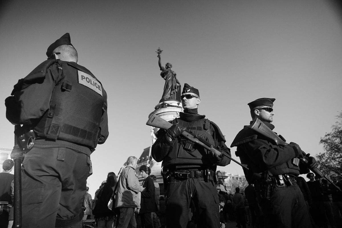 Noodtoestand wordt wet: de opmars van de Franse politiestaat 
